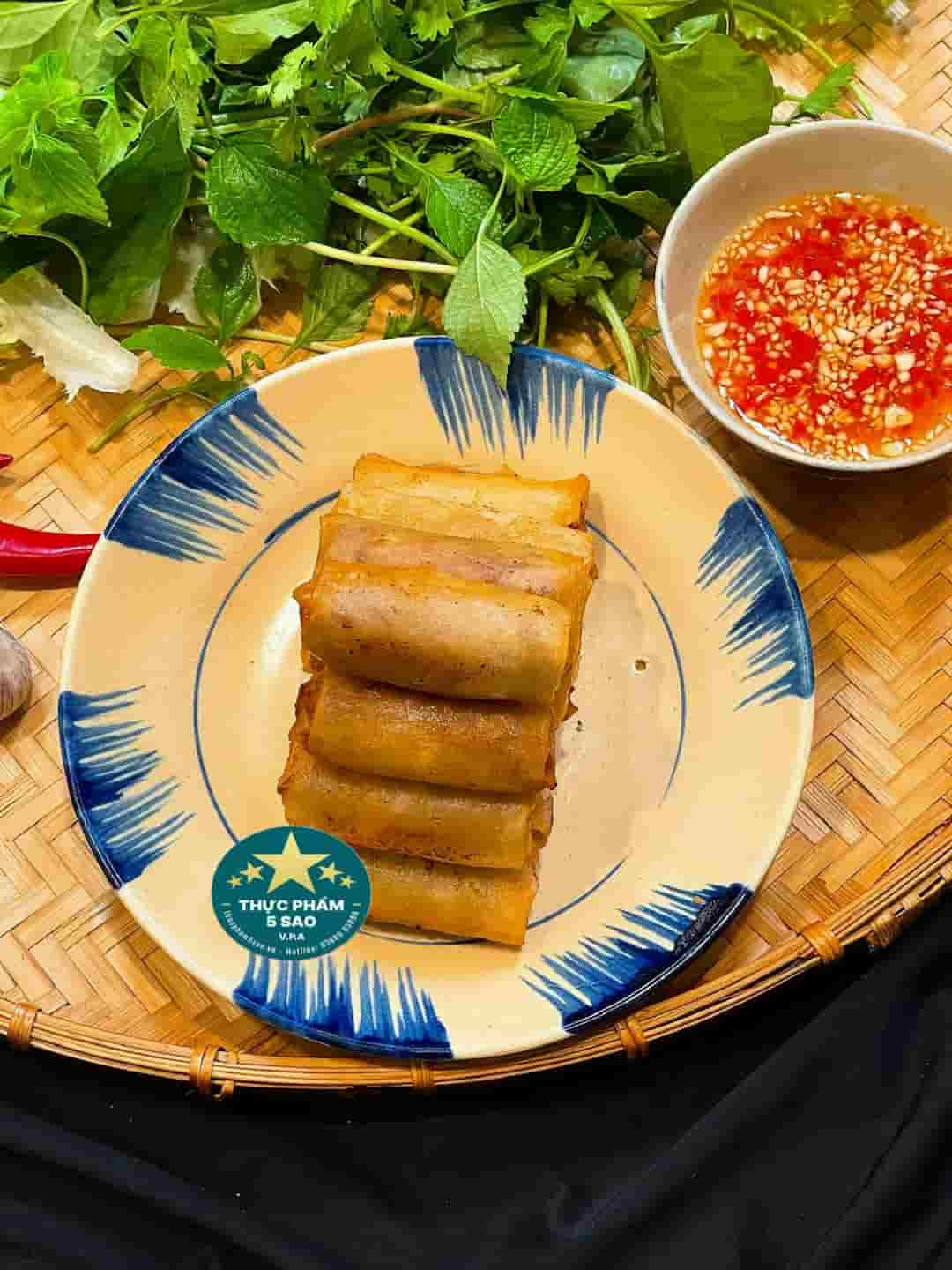 Thực hiện việc cuốn chả giò