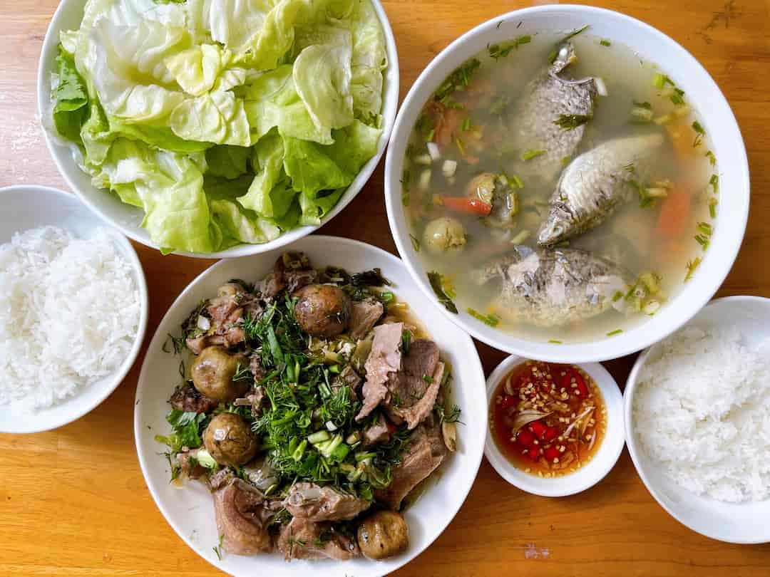 Một số nguyên liệu dùng để nấu canh chua cá lóc.