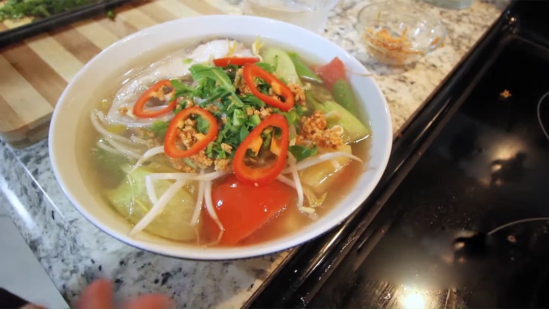 Tiến hành nấu canh chua tôm