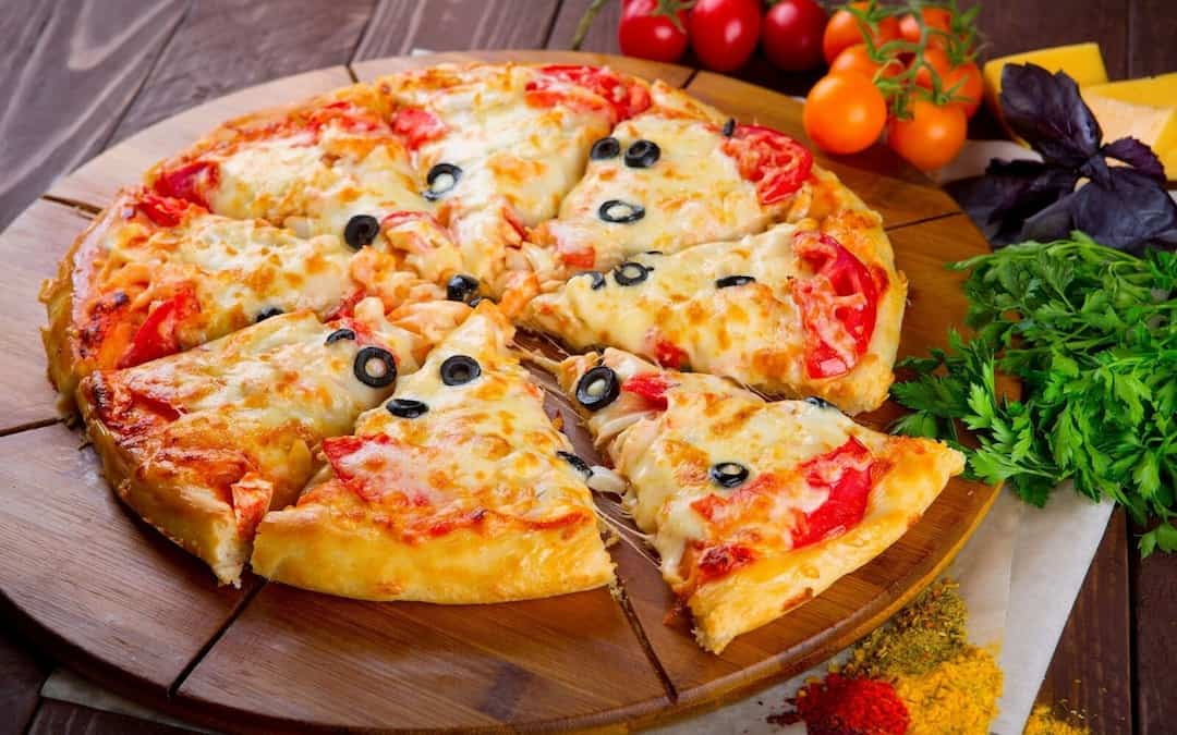 món bánh pizza bơ tỏi kem phô mai