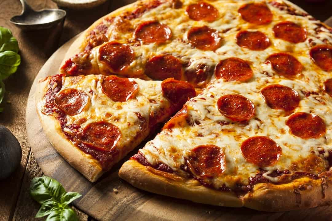 Cách làm pizza mì tôm với trứng và xúc xích